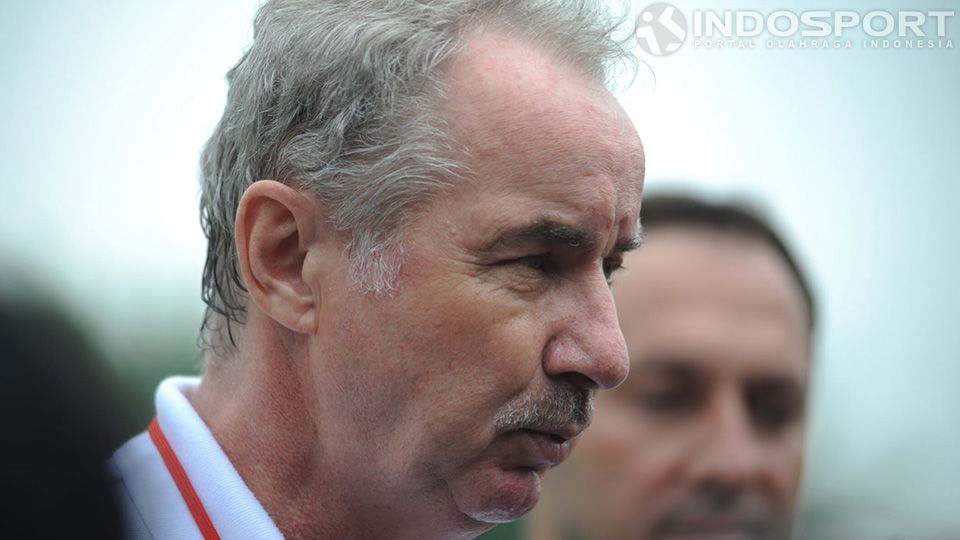 Alfred Riedl pada saat latihan bersama Timnas Senior di lapangan Sekolah Pelita Harapan, Karawaci, Tangerang. Copyright: &copy; Ratno Prasetyo/ INDOSPORT